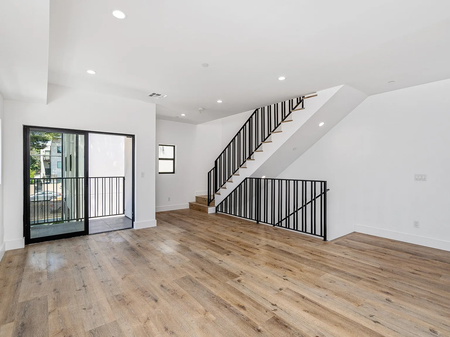 3 bed, 3.5 bath, 1800 sqft, $4,390 — Photo 3