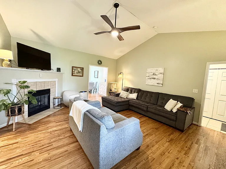 214 Providence Ct — Photo 4