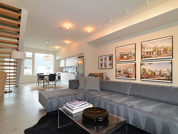4th image of 2655 N Hamlin Ave #18