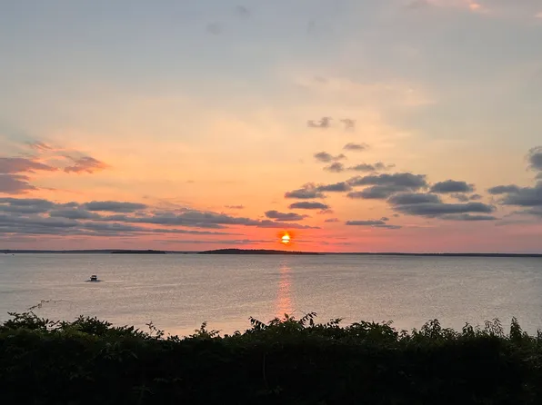 https://photos.zillowstatic.com/fp/c7e3c4a016479929a301161e30ea6718-p_e.webp