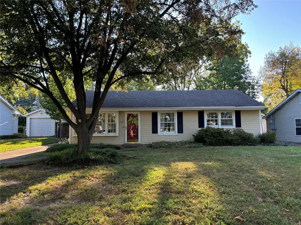 1136 Woodgate Dr, Saint Louis, MO 63122