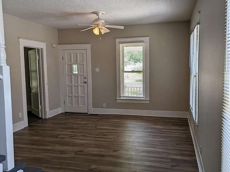 1609 S Barrett Ave — Photo 5