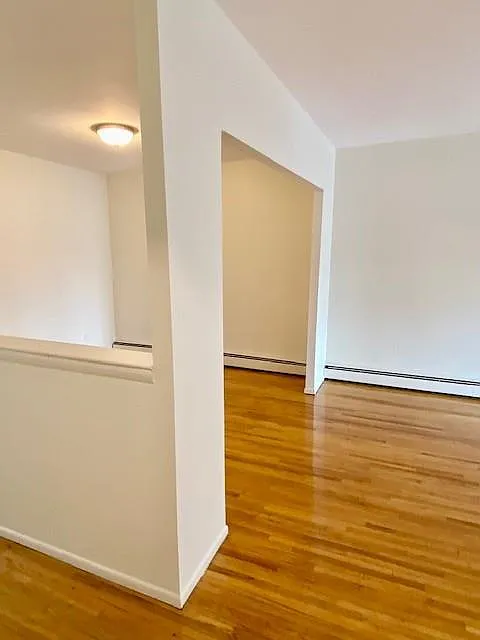 3 bed, 1.5 bath, 1386 sqft, $2,500 — Photo 2
