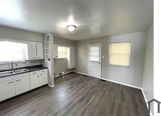 5th image of 4051 Desmond Ave
