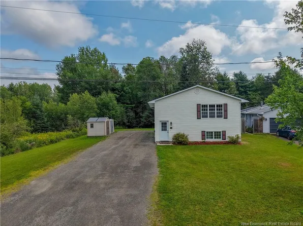 29 Malibu St, Fredericton, NB E3A 5P9