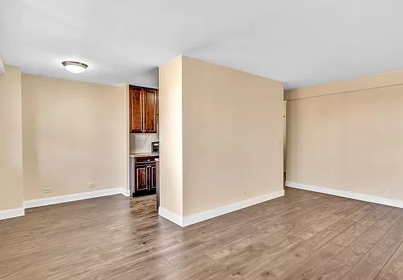 5th image of 820 Boynton Ave APT 18M