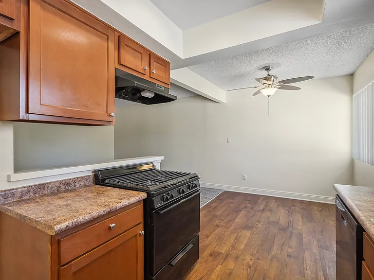 Sierra West Apartments — Photo 39