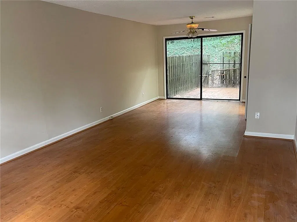 2 bed, 1.5 bath, 1040 sqft, $2,000 — Photo 3