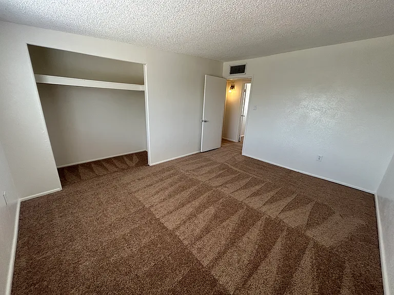 6 bed, 3.0 bath, 2269 sqft, $2,495 — Photo 36