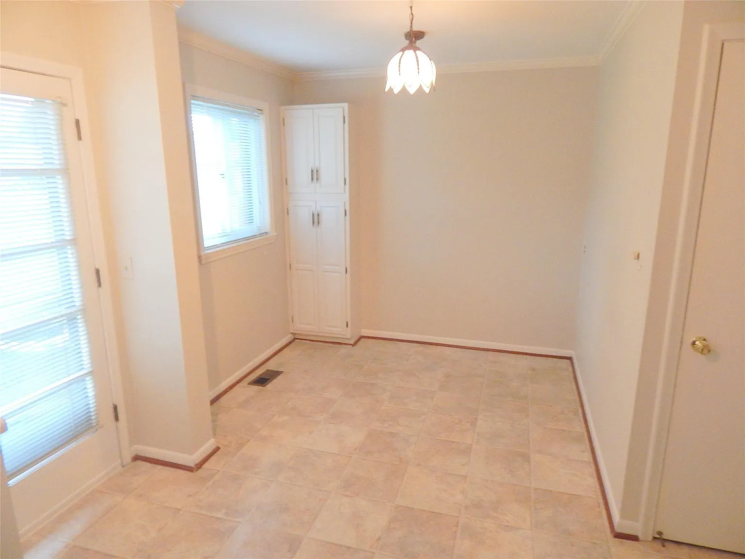 3 bed, 2.5 bath, 1889 sqft, $2,250 — Photo 4