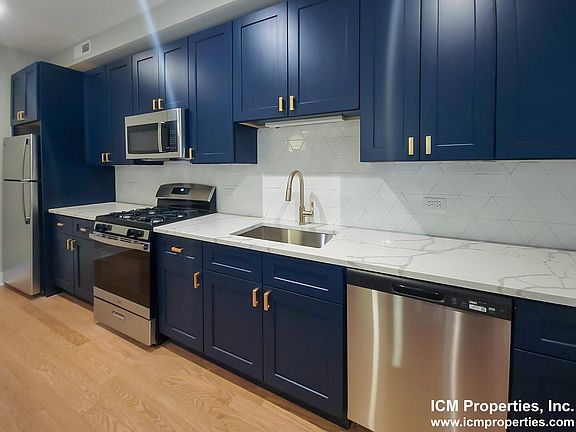 2nd image of 2037 W Montrose Ave #2D