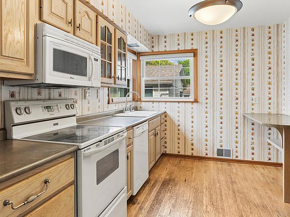 5th image of 811 Carle St