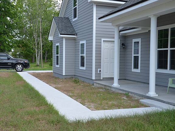 Walkway to the frontdoor