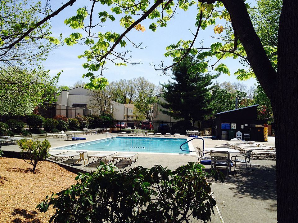 2 pools/ 1 heated/ clubhouse
