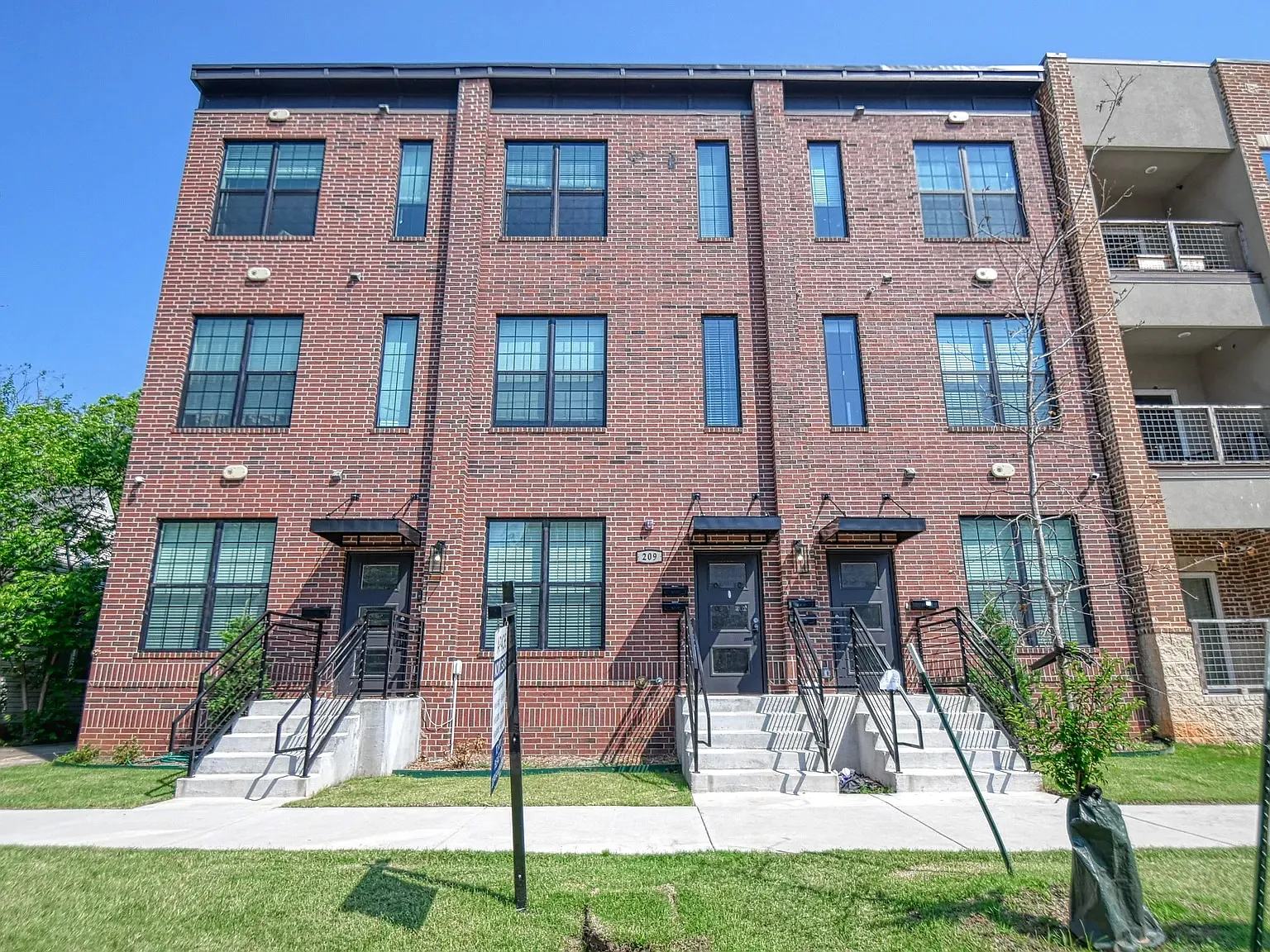 6 bed, 2800 sqft, $8,970 — Photo 1