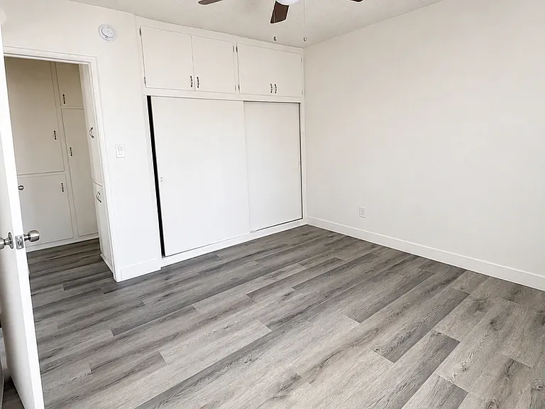 111-115 E Beach Ave — Photo 11
