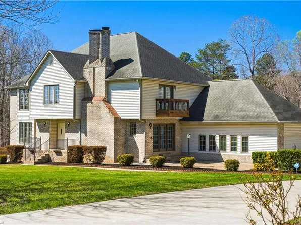 900 Warren Farm Rd, Walnut Cove, NC 27052