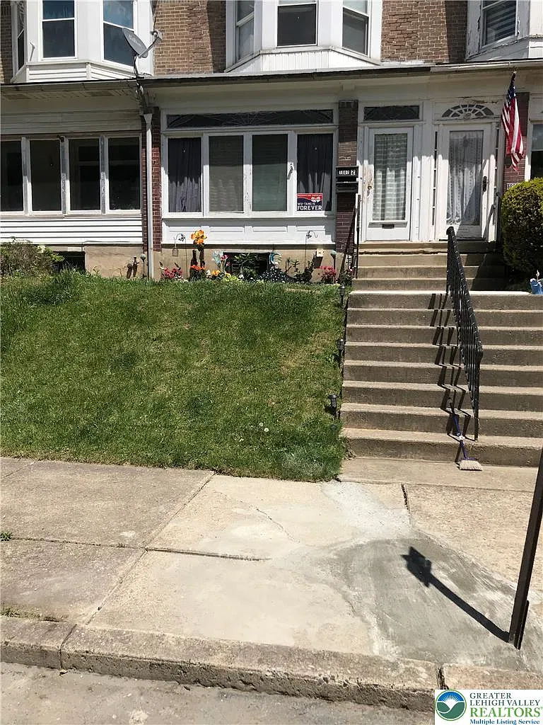 1 bed, 1.0 bath, 900 sqft, $1,300 — Photo 1