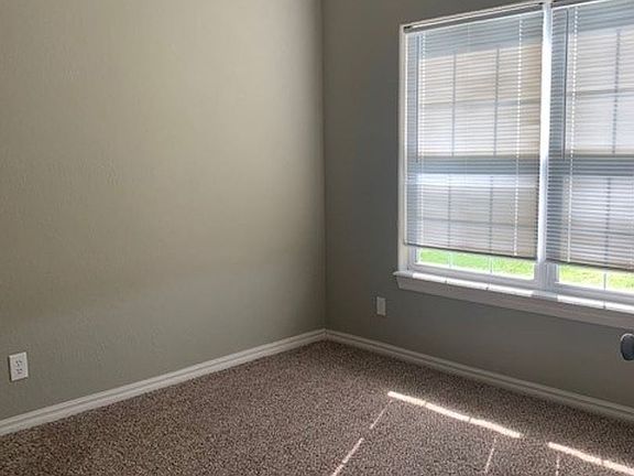 5th image of 701 Arcadia Dr