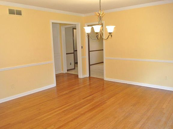5th image of 2801 S Twyckenham Dr