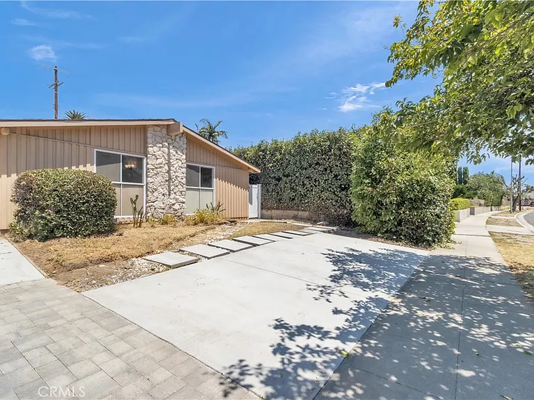 16433 Kingsbury St — Photo 3