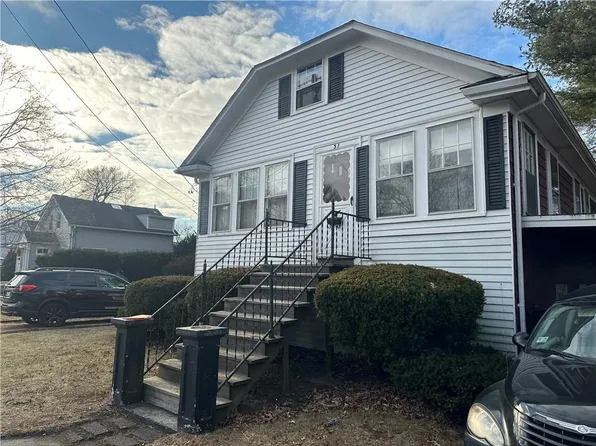 31 Elton Ave, Warwick, RI 02889