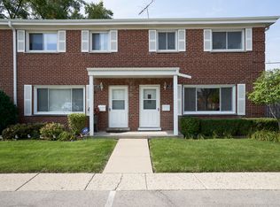 938 N Boxwood Dr, Mount Prospect, IL 60056