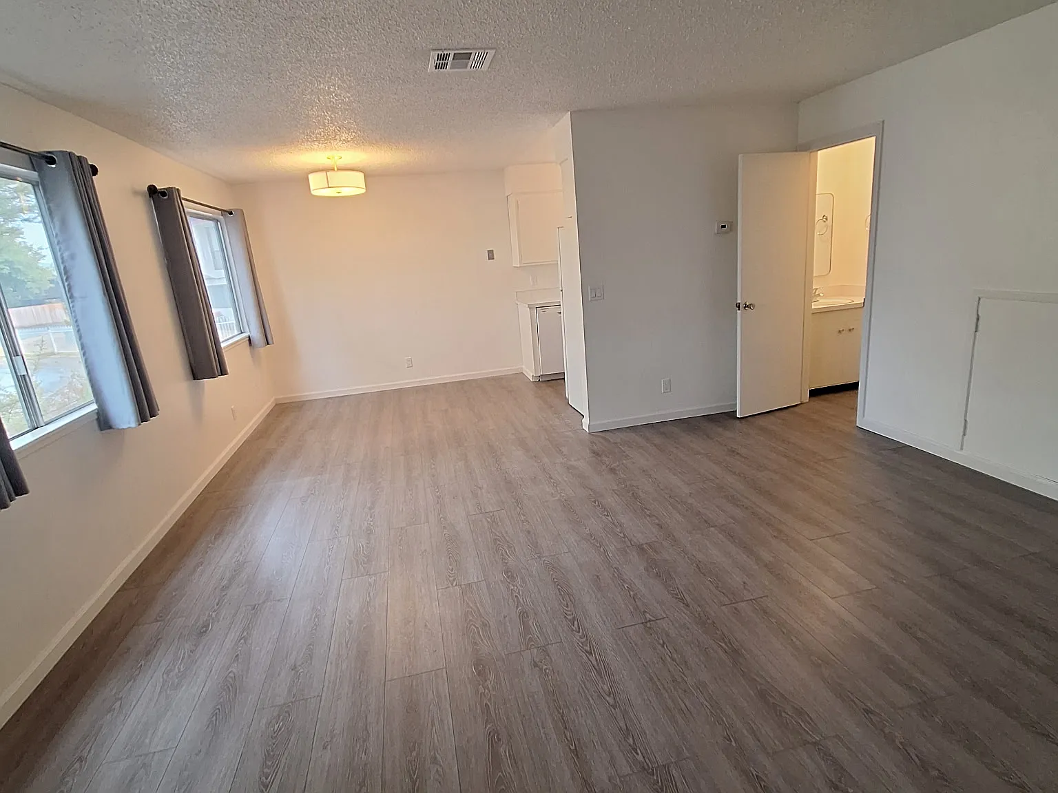 2 bed, 1.5 bath, 1100 sqft, $1,600 — Photo 3