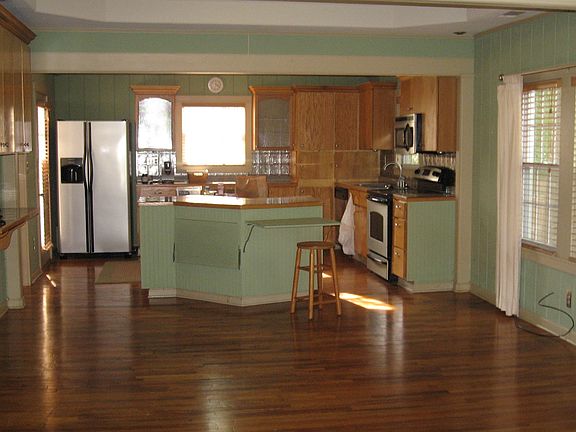 Great room, dining and kitchen - vaulted ceilings