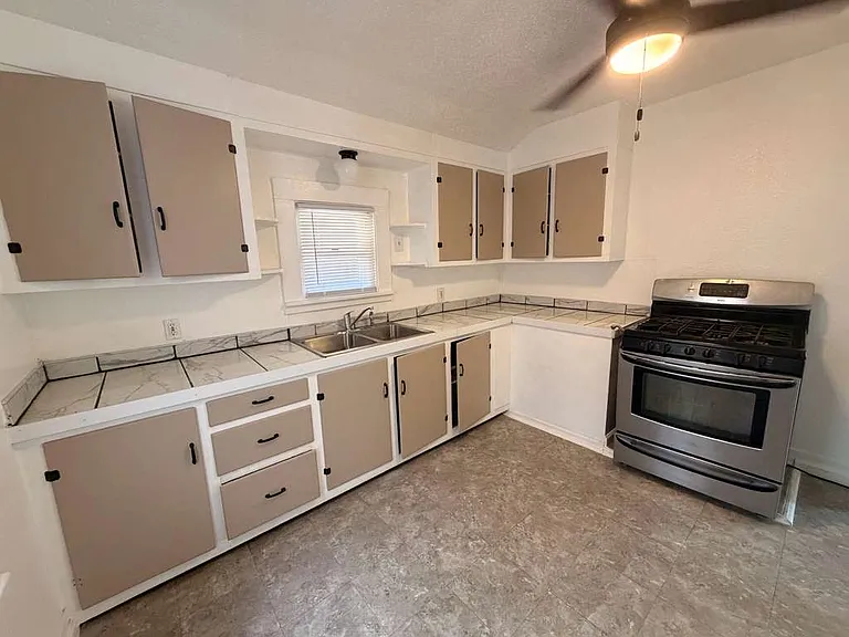 634 Spencer St — Photo 3