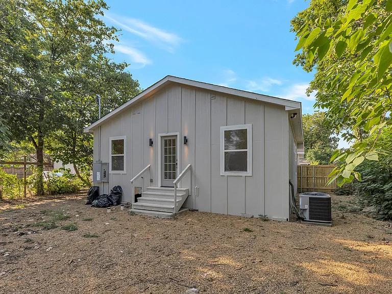 1023 Strickland St — Photo 16