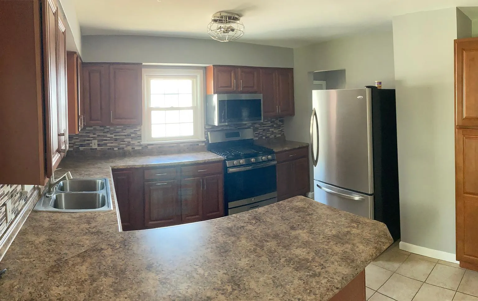 515 W Knoll Crest Dr — Photo 3