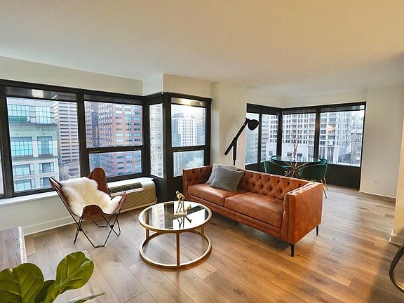 5th image of 30 E Huron St APT 1602