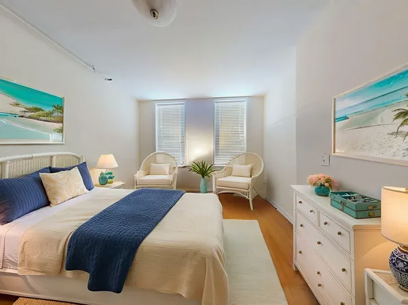 45-44 Vernon Boulevard image 2 of 17