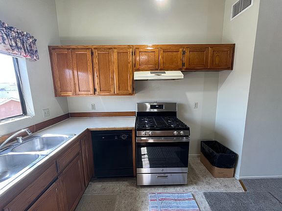 Kitchen (stove and dishwasher included)
