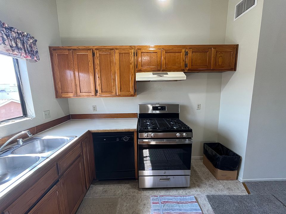 Kitchen (stove and dishwasher included)