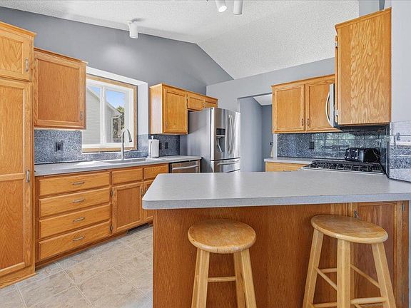 5th image of 388 Garden Dr