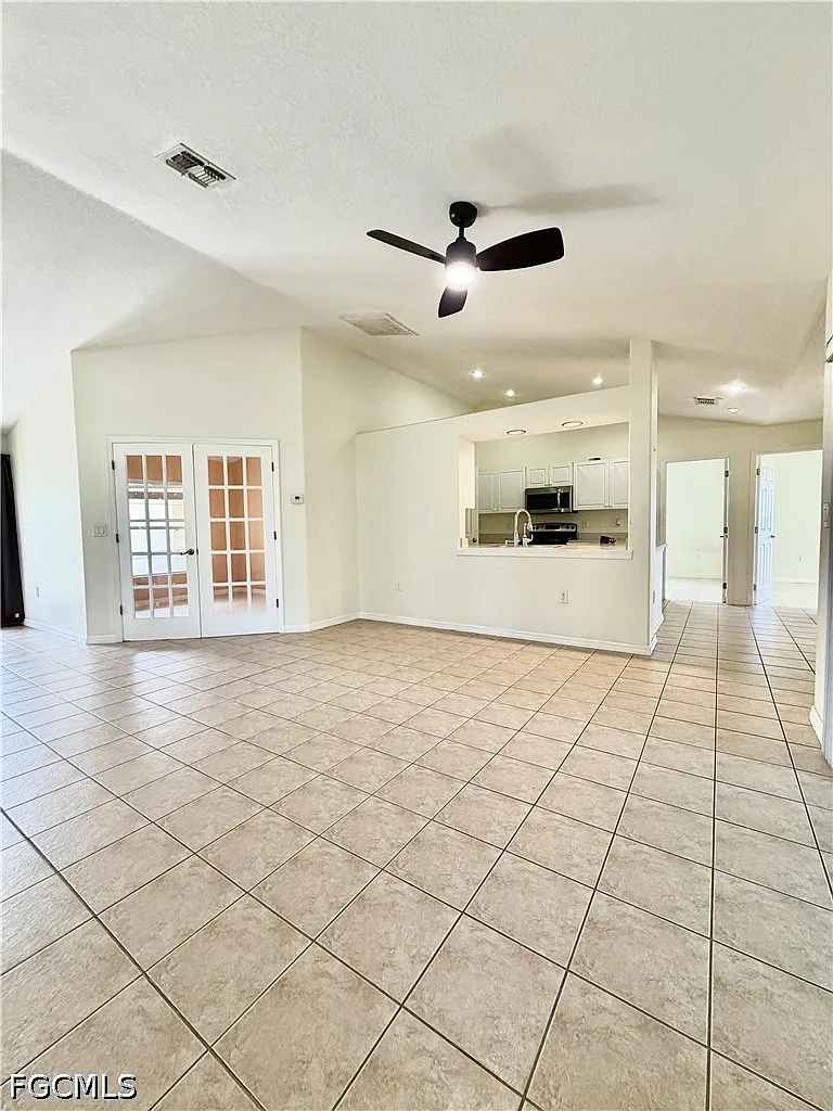 3 bed, 2.0 bath, 1704 sqft, $1,900 — Photo 2