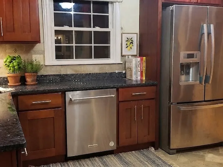 Kitchen
(virtually staged)