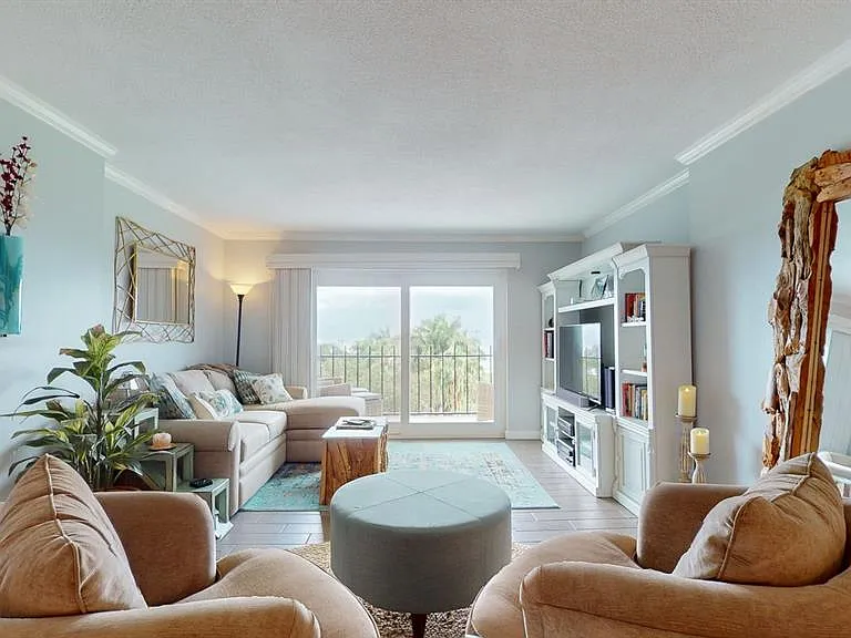 1120 N Shore Dr NE #501 — Photo 2