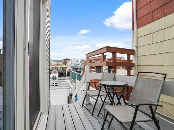 48 Gotham Avenue image 33 of 38