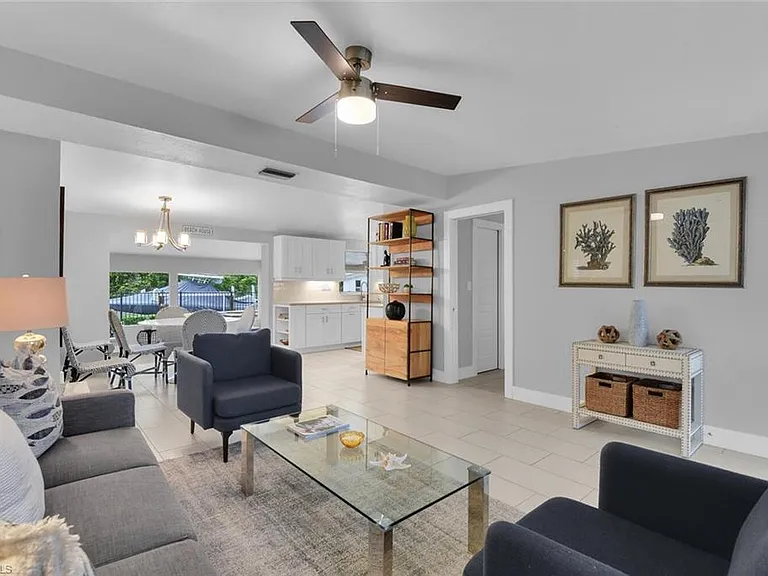 2048 Harbor Ln — Photo 3