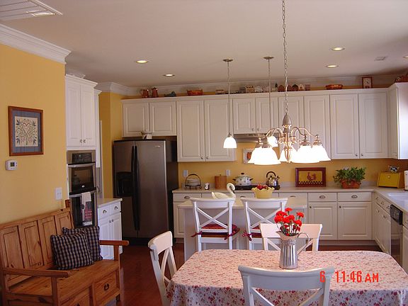 Kitchen - Tons of cabinet space!