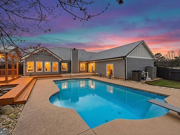 3rd image of 5 Gibson Rd