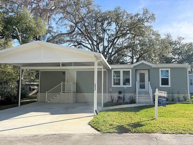 1077 Cloverleaf Cir #1077