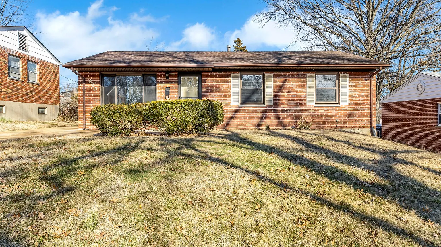 820 Manitou Dr photo 1