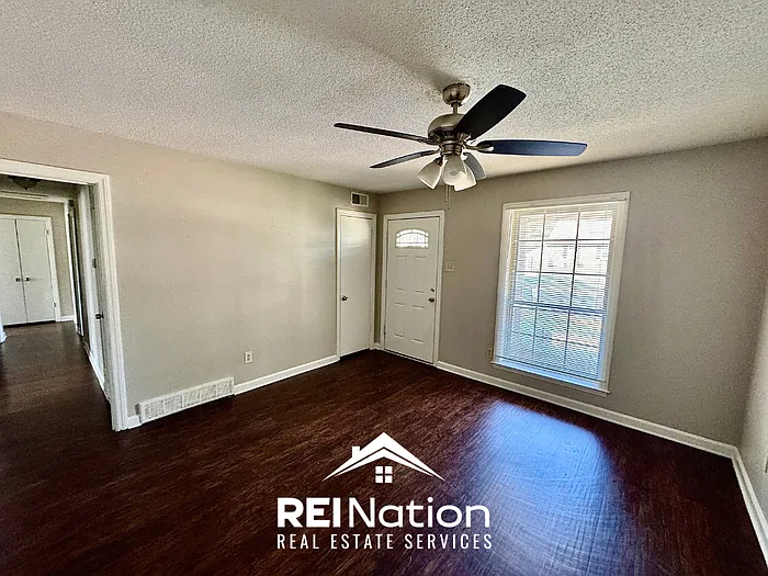 3 bed, 1.5 bath, 1296 sqft, $1,595 — Photo 2
