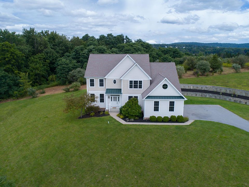 BEAUTIFUL AND PRIVATE BACKYARD