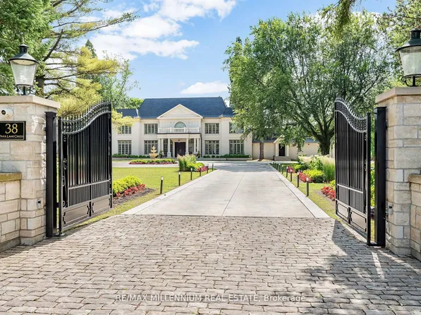 38 Park Lane Cir, Toronto, ON M3C 2N2