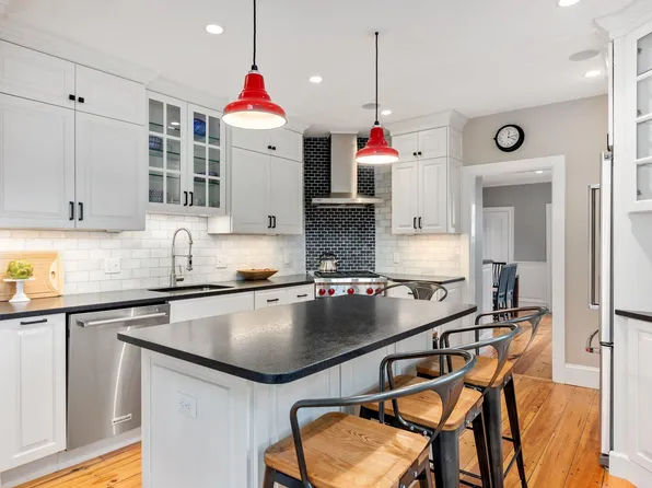 26 Beck St, Newburyport, MA 01950